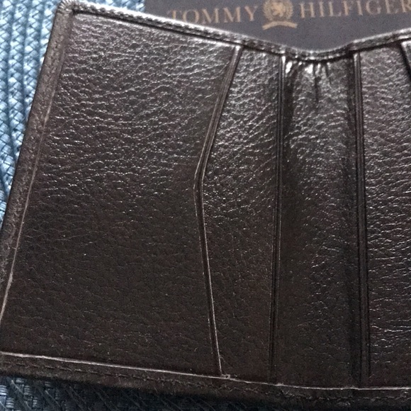 NWT! Tommy Hilfiger Men’s Brown Leather Credit Card Case w/ money clip - Picture 3 of 6